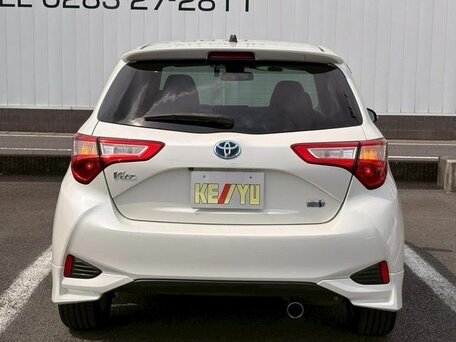 2018 Toyota Vitz III (XP130) Рестайлинг 2, белый, 850000 рублей, вид 4