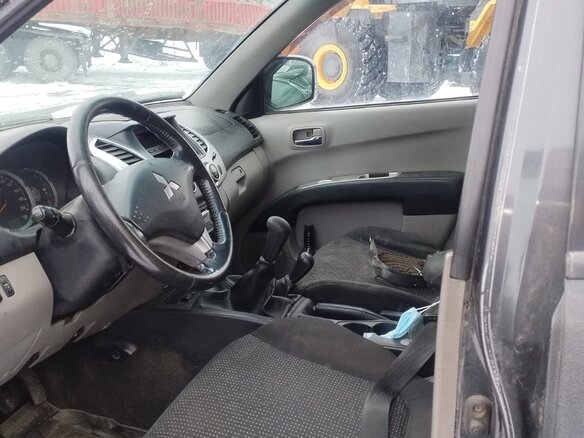 2011 Mitsubishi L200 IV, серый - вид 4