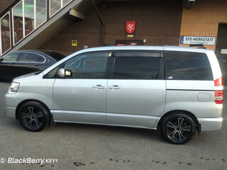 2002 Toyota Noah I (R60), серебристый, 900000 рублей, вид 5