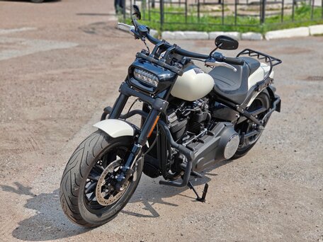 2018 Harley-Davidson Fat Bob, белый, 1800000 рублей, вид 3