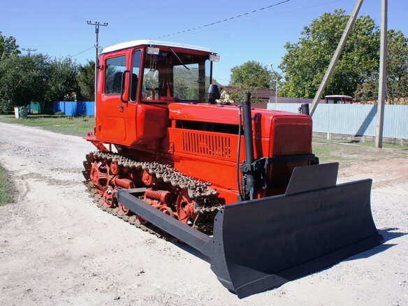 2002 ВгТЗ ДТ-75/ДЗ-42, красный