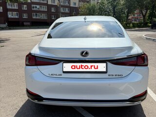 2021 Lexus ES 250 VII Рестайлинг, белый, 5000000 рублей, вид 4