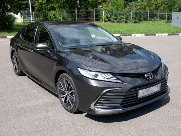 2022 Toyota Camry VIII (XV70) Рестайлинг, коричневый, 5600000 рублей - вид 1
