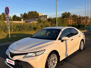 2018 Toyota Camry VIII (XV70), белый, 2300000 рублей, вид 1