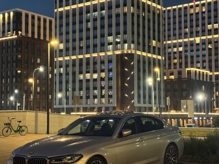 2020 BMW 5 серии 520i VII (G30/G31/G38) Рестайлинг, серебристый, 4250000 рублей, вид 3