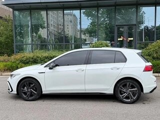 2023 Volkswagen Golf VIII, белый, 1935000 рублей, вид 2