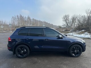 2011 Volkswagen Touareg II, синий, 2399999 рублей, вид 2