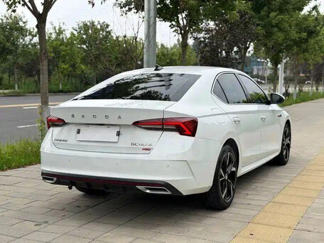 2023 Skoda Octavia IV (A8), белый, 2270000 рублей, вид 4