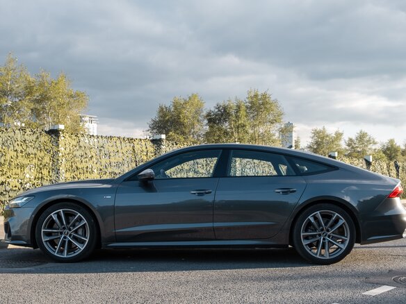 2021 Audi A7 55 TFSI II (4K), серый, 6290000 рублей - вид 2