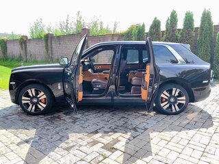 2020 Rolls-Royce Cullinan I (Series I), коричневый, 29000000 рублей, вид 4