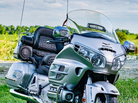 2005 Honda GL 1800 Gold Wing, серебристый, 1099000 рублей