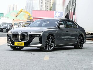 2025 BMW 7 серии 740i xDrive VII (G70), серебристый, 16780000 рублей, вид 1