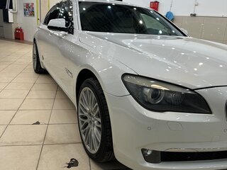 2010 BMW 7 серии 750i xDrive V (F01/F02/F04), белый, 1950000 рублей, вид 3