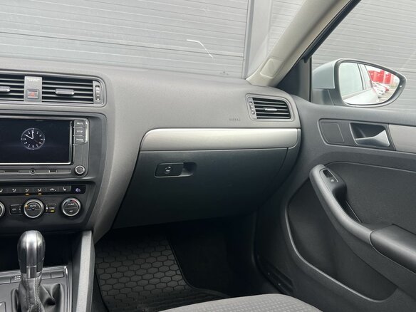 2015 Volkswagen Jetta VI Рестайлинг, серебристый, 1080000 рублей - вид 16