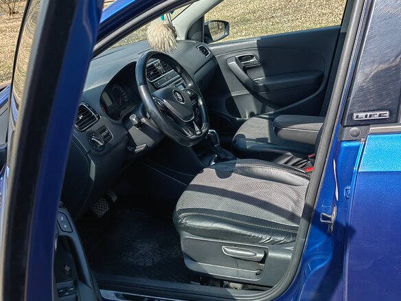 2017 Volkswagen Polo V Рестайлинг, синий, 950000 рублей - вид 6