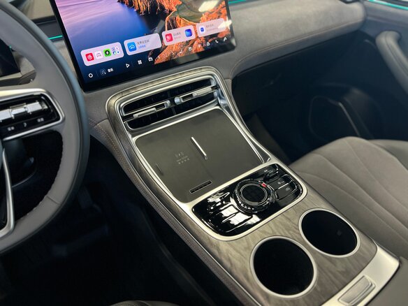 2026 Geely Galaxy M7, серебристый - вид 25