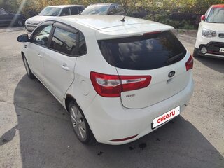 2013 Kia Rio 5-speed III, белый, 710000 рублей, вид 4
