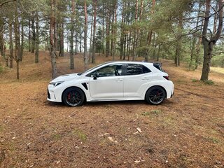 2024 Toyota Corolla GR XII (E210) Рестайлинг, белый, 3200000 рублей, вид 2