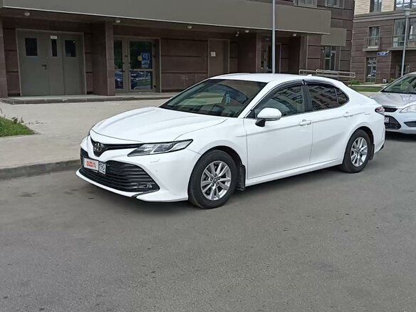 2019 Toyota Camry VIII (XV70), белый, 3100000 рублей - вид 1
