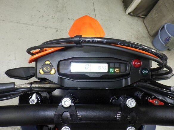 2023 KTM 690 SMC R, оранжевый, 1200000 рублей - вид 9