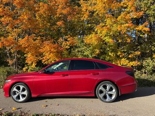 2017 Honda Accord X, красный, 1800000 рублей, вид 3