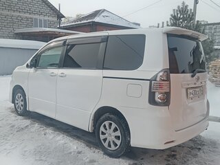 2009 Toyota Voxy II (R70), белый, 1370000 рублей, вид 3