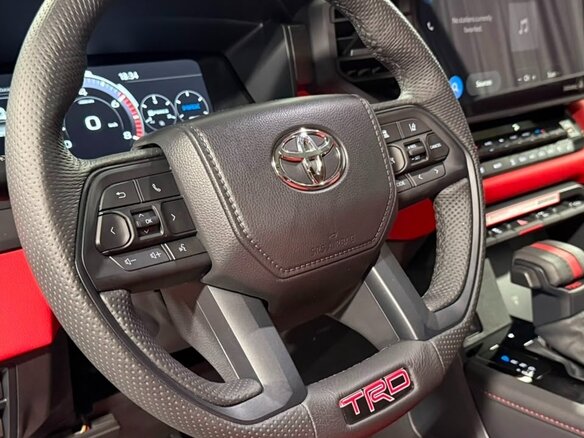 2025 Toyota Tundra CrewMax III, чёрный - вид 9