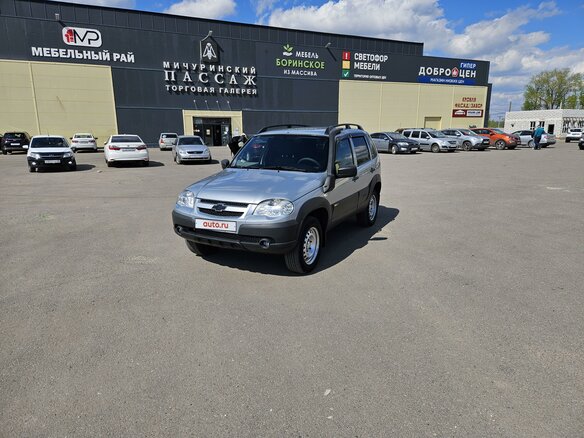 2016 Chevrolet Niva I Рестайлинг, серебристый, 755000 рублей - вид 1