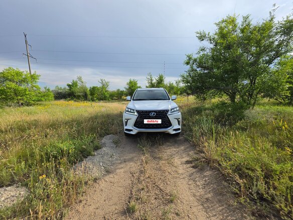 2016 Lexus LX 570 III Рестайлинг 2, белый, 10700000 рублей - вид 1