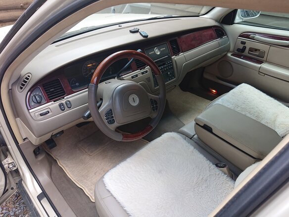 2002 Lincoln Town Car III, бежевый, 2400000 рублей - вид 4