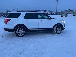 2017 Ford Explorer V Рестайлинг, белый, 2850000 рублей, вид 3