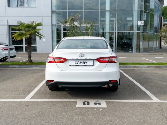 2022 Toyota Camry VIII (XV70) Рестайлинг, белый - вид 2