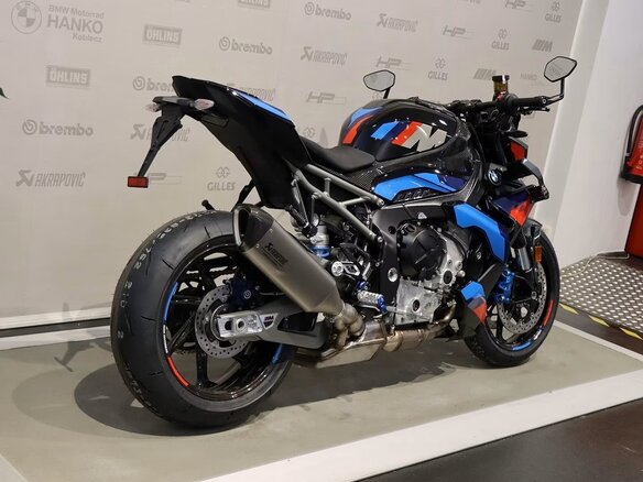 2026 BMW M 1000 R, чёрный - вид 1