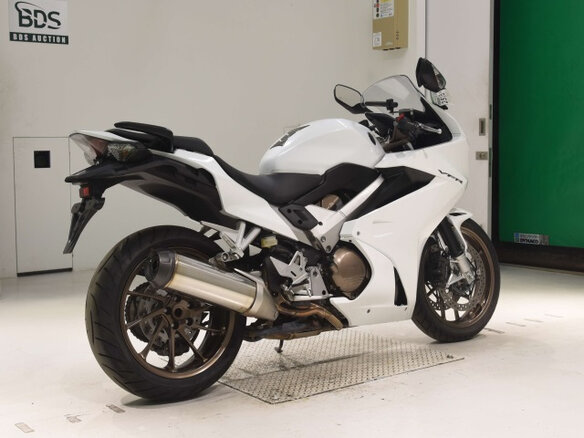 2015 Honda VFR 800, белый, 750000 рублей - вид 2