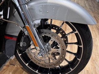 2019 Harley-Davidson CVO Street Glide, серый, 2700000 рублей, вид 5
