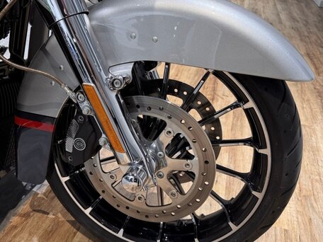 2019 Harley-Davidson CVO Street Glide, серый, 2700000 рублей, вид 5