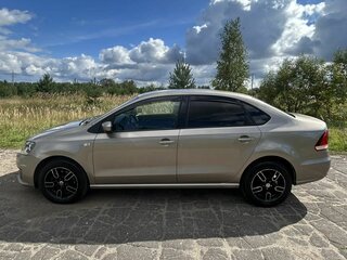 2015 Volkswagen Polo V Рестайлинг, бежевый, 700000 рублей, вид 4
