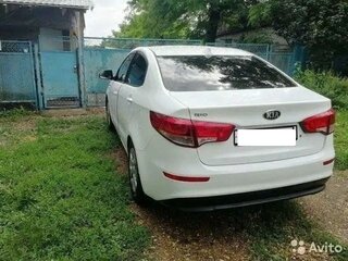 2017 Kia Rio III Рестайлинг, белый, 750000 рублей, вид 3