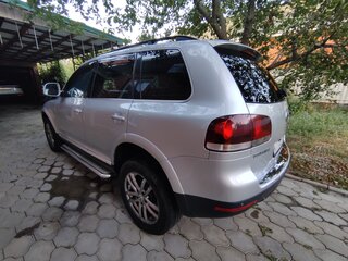 2007 Volkswagen Touareg I Рестайлинг, серебристый, 1250000 рублей, вид 5