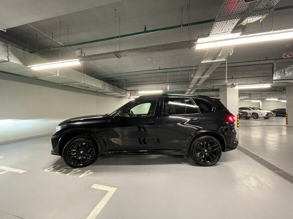 2021 BMW X5 M Competition III (F95), чёрный, 12000000 рублей - вид 4