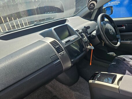 2011 Toyota Prius JDM II Рестайлинг (XW20), белый, 750000 рублей, вид 3