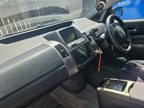 2011 Toyota Prius JDM II Рестайлинг (XW20), белый, 750000 рублей - вид 2