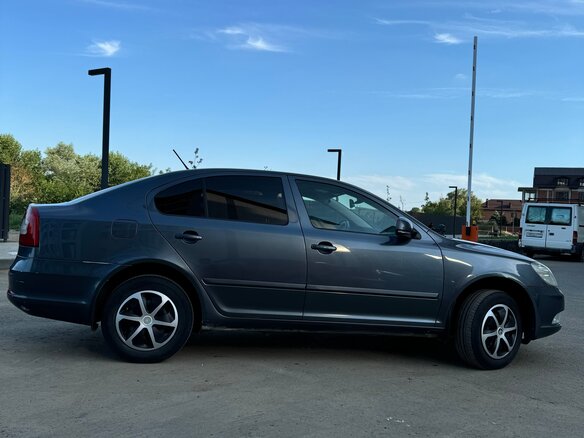 2012 Skoda Octavia II (A5) Рестайлинг, серый, 995000 рублей - вид 2