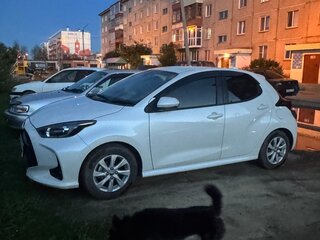 2020 Toyota Yaris IV, белый, 1600000 рублей, вид 3