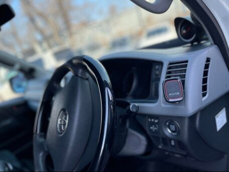 2011 Toyota HiAce, белый, 4200000 рублей, вид 3