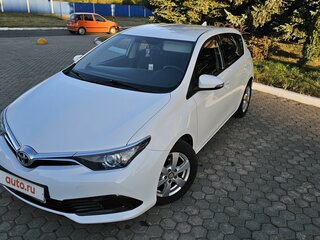 2017 Toyota Auris II Рестайлинг, белый, 1300000 рублей, вид 2