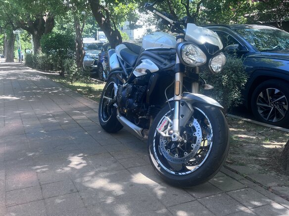 2019 Triumph Speed Triple, белый, 750000 рублей - вид 3