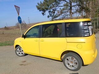 2004 Toyota Sienta I, жёлтый, 700000 рублей, вид 2