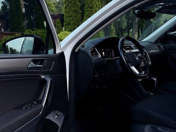 2022 Volkswagen Tiguan II Рестайлинг, белый, 2700000 рублей - вид 11