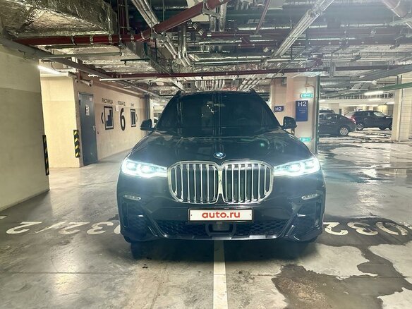2021 BMW X7 40i I (G07), чёрный, 7500000 рублей - вид 2
